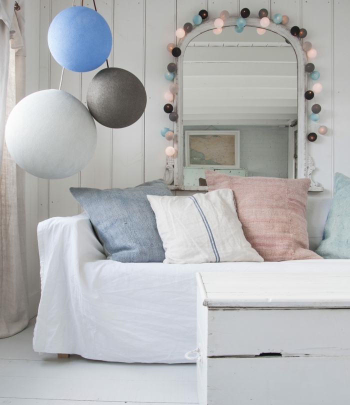 nuances-pastels-boules-deco-avec-une-guirlande-lumineuse-boule-coton-idee-deco-chambre-cocooning